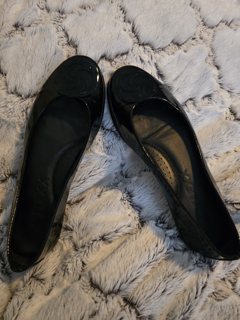THE FLEXX Black Patent Ballet Flats with Floral Medallion 5.5 EUC